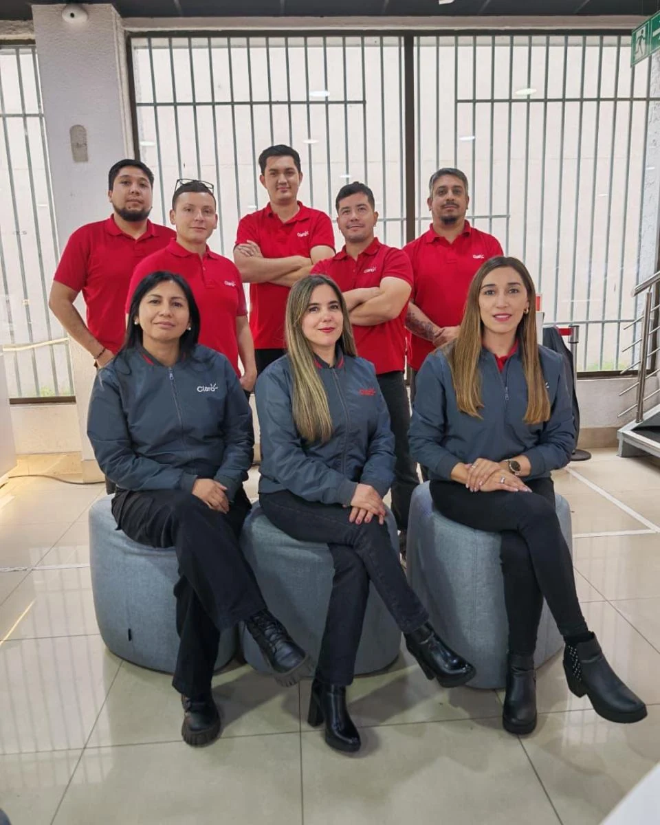 Equipo de trabajadoras y trabajadores de Claro en Temuco